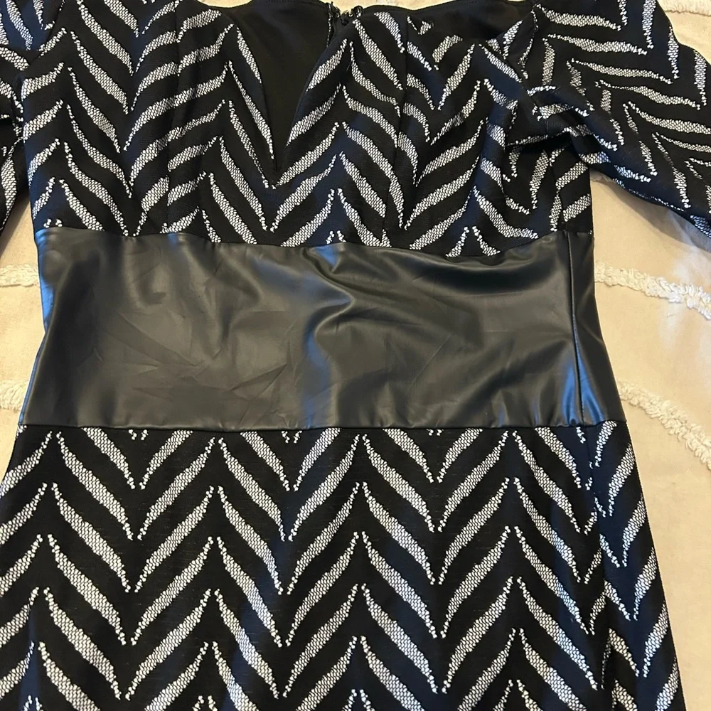 VENUS Black and Silver Chevron Long Sleeve Dress - Picture 3 of 4